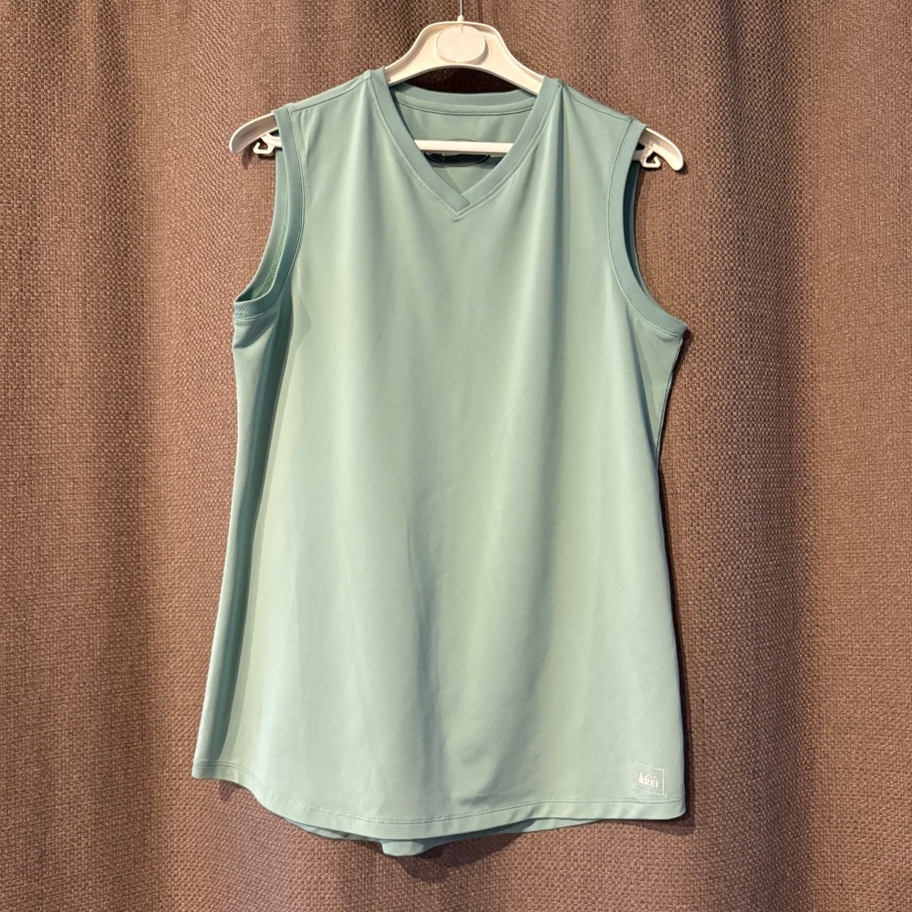 REI V NECK TANK TOP SZ S